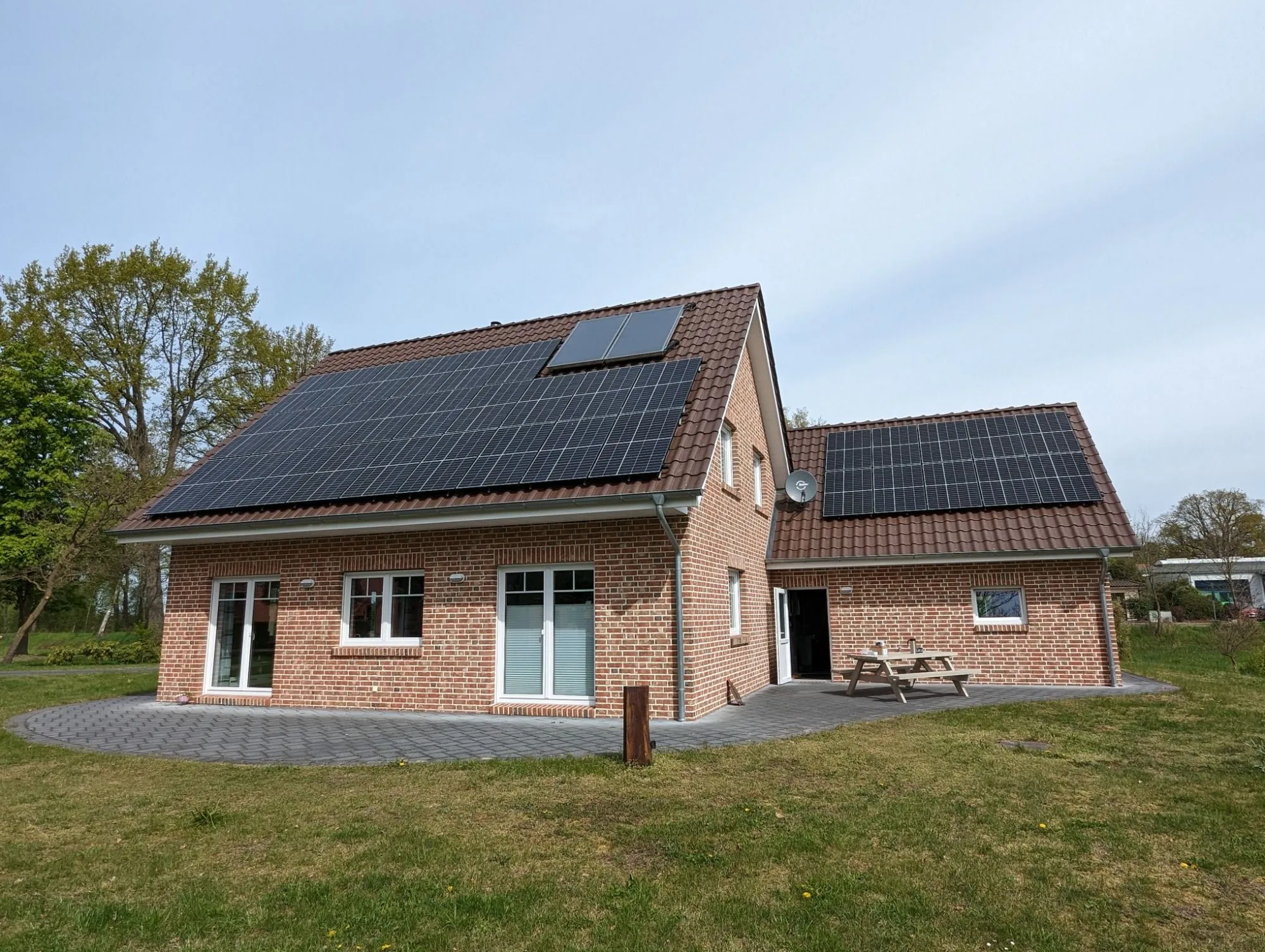 Einfamilienhaus mit Klinkerfassade und vollflächig belegtem Photovoltaikdach